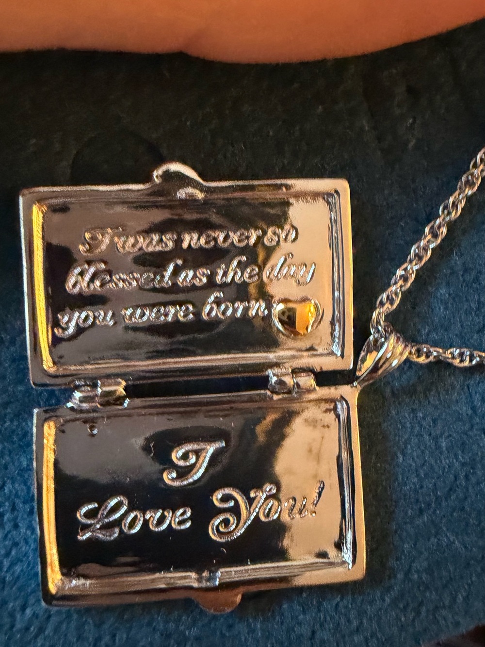 Silver Locket Necklace "I Love You" with Engraved Message - Picture 2 of 4